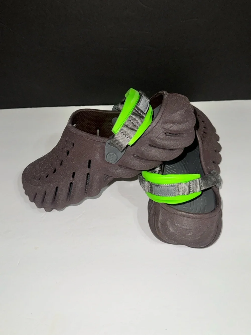Crocs Unisex I Echo Clog I Slip-On I Neon Strap
